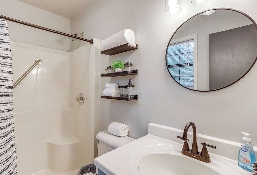 Murphy Cabin W/ Private Deck, Fire Pit + Hot Tub!