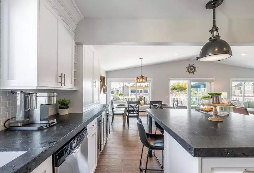 Ocean Breeze Ii By Avantstay Steps To The Beach!