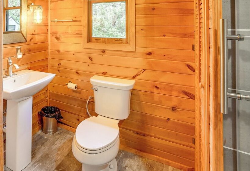 Pembine Cabin W/ Expansive Yard, Fire Pit & Grill!