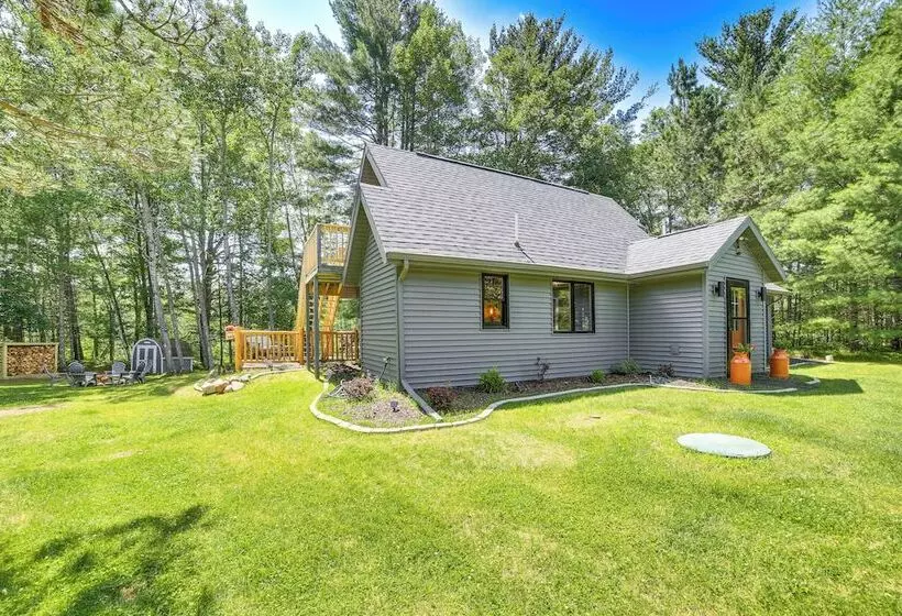 Pembine Cabin W/ Expansive Yard, Fire Pit & Grill!