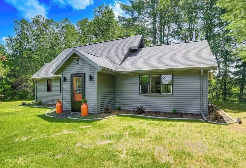 Pembine Cabin W/ Expansive Yard, Fire Pit & Grill!
