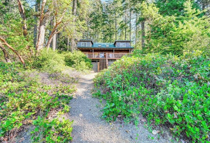 Port Orchard Lakefront Cabin W/ Fire Pit & Grill!
