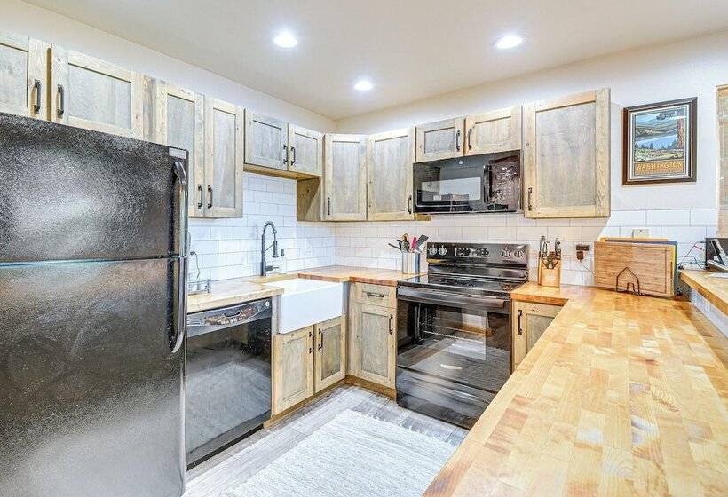 Port Orchard Lakefront Cabin W/ Fire Pit & Grill!