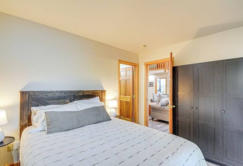 Port Orchard Lakefront Cabin W/ Fire Pit & Grill!