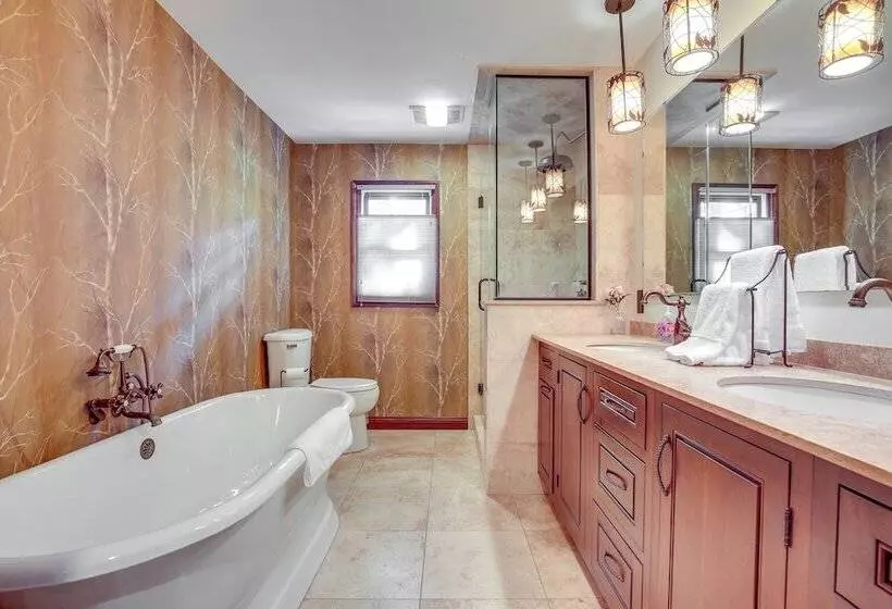 Rhinelander Chain Of Lakes Home W/ River Dock!