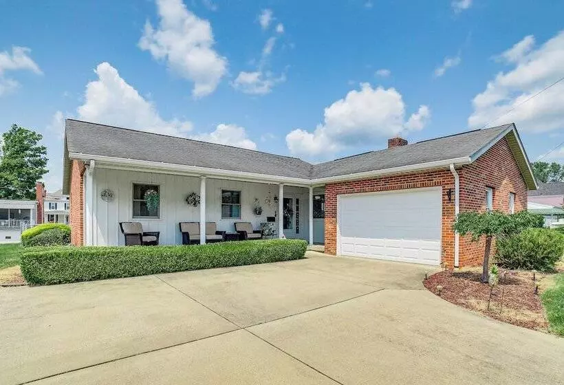 Sistersville Home W/ Sunroom: Half Mi To River