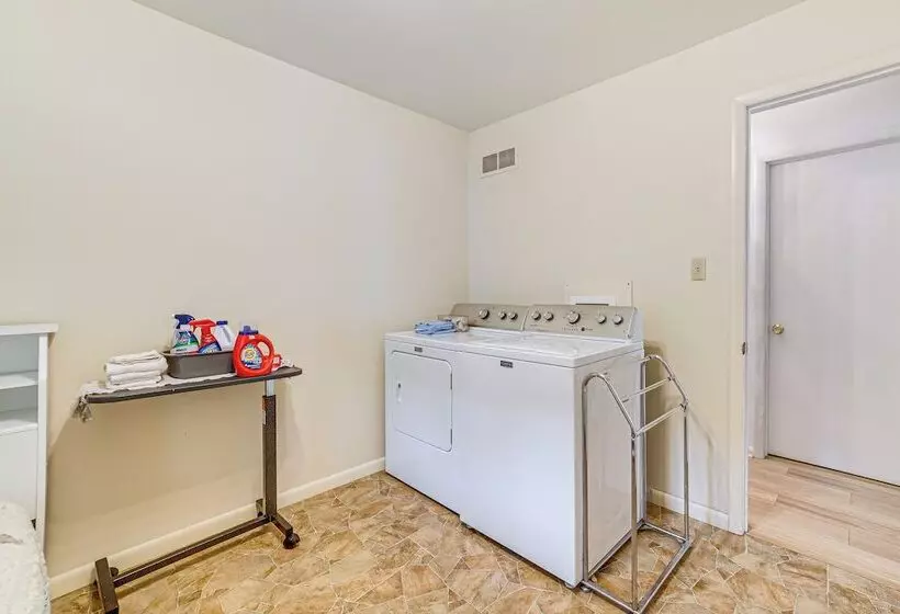 Sistersville Home W/ Sunroom: Half Mi To River