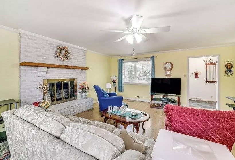 Sistersville Home W/ Sunroom: Half Mi To River