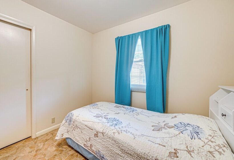 Sistersville Home W/ Sunroom: Half Mi To River