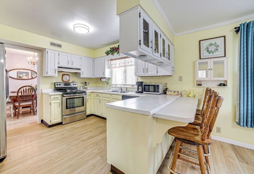 Sistersville Home W/ Sunroom: Half Mi To River