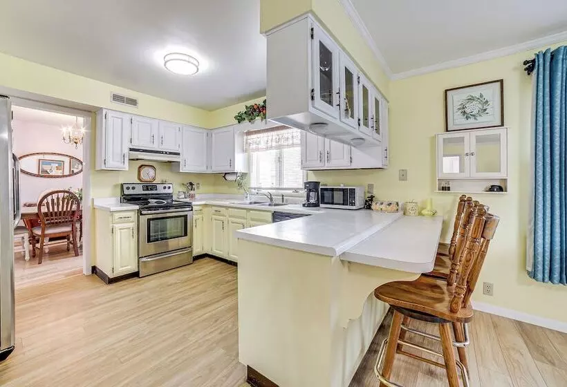 Sistersville Home W/ Sunroom: Half Mi To River