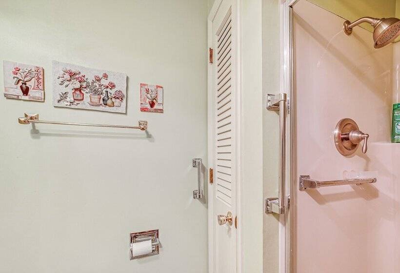 Sistersville Home W/ Sunroom: Half Mi To River