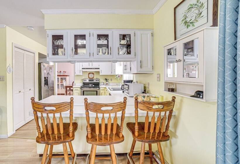 Sistersville Home W/ Sunroom: Half Mi To River