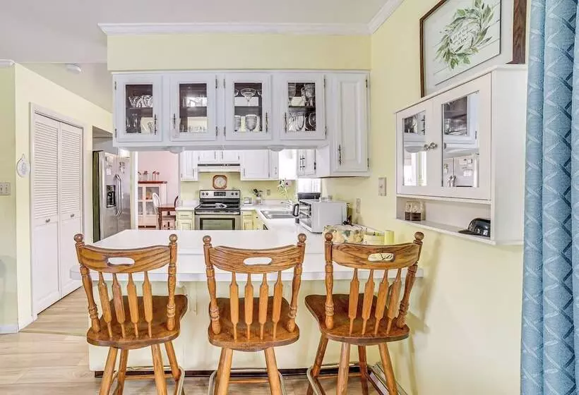 Sistersville Home W/ Sunroom: Half Mi To River