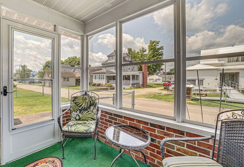 Sistersville Home W/ Sunroom: Half Mi To River