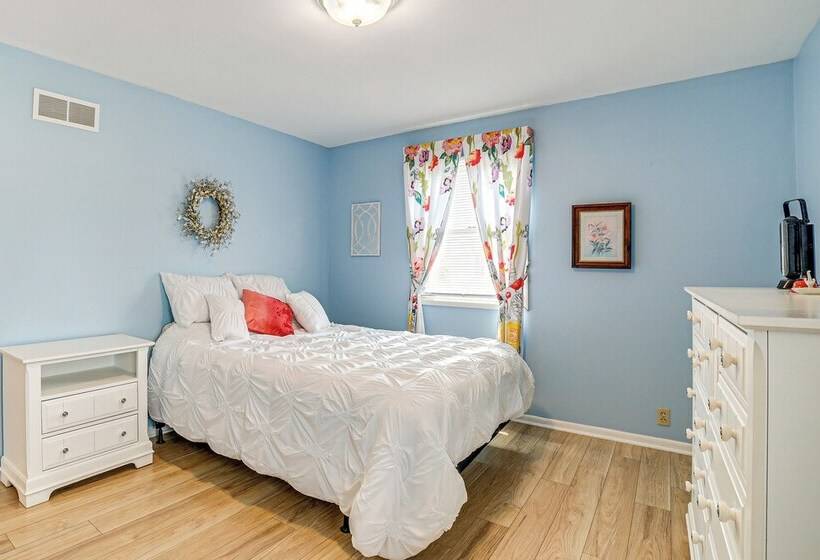 Sistersville Home W/ Sunroom: Half Mi To River