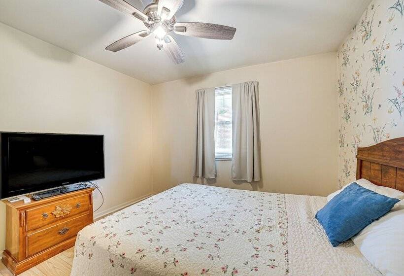 Sistersville Home W/ Sunroom: Half Mi To River