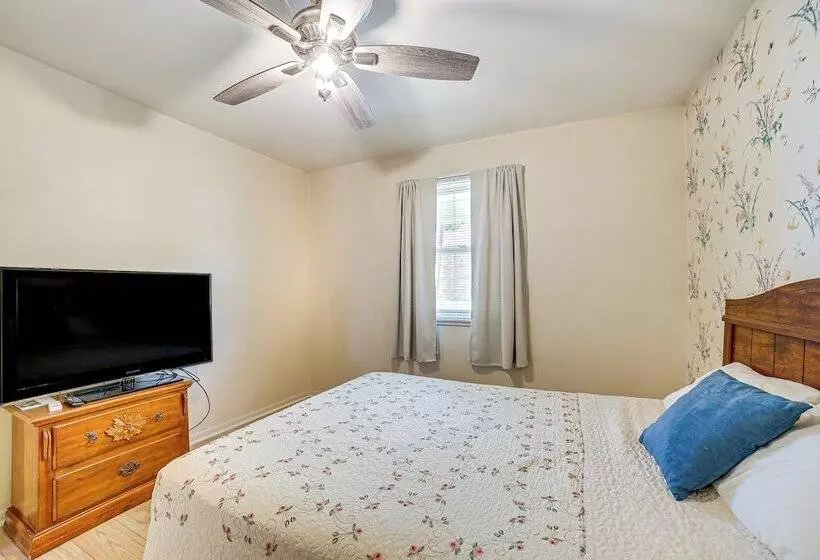 Sistersville Home W/ Sunroom: Half Mi To River