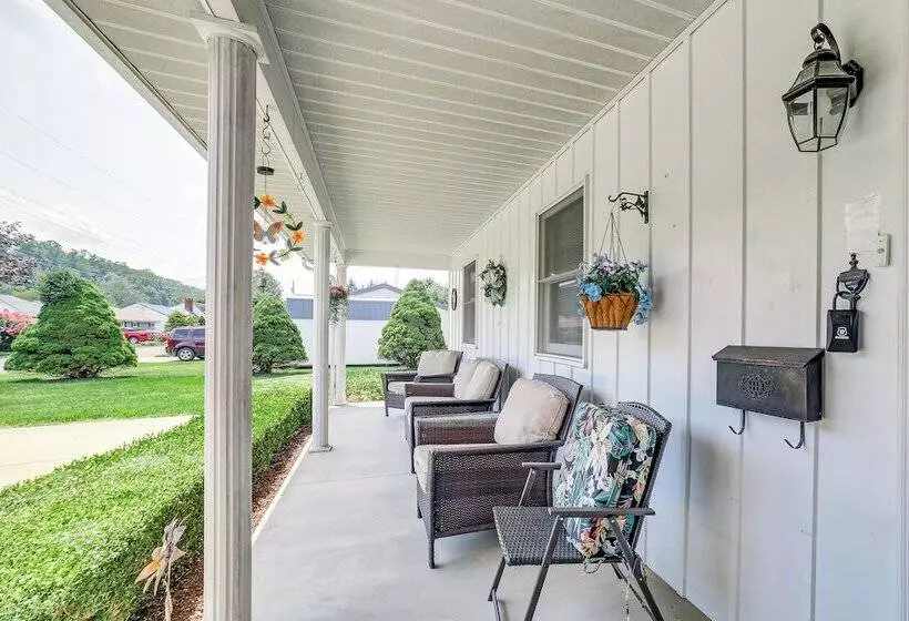 Sistersville Home W/ Sunroom: Half Mi To River