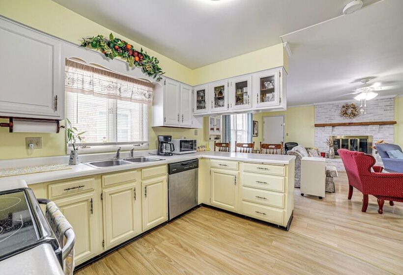 Sistersville Home W/ Sunroom: Half Mi To River