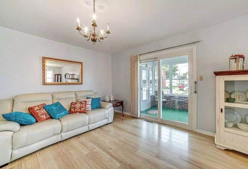 Sistersville Home W/ Sunroom: Half Mi To River