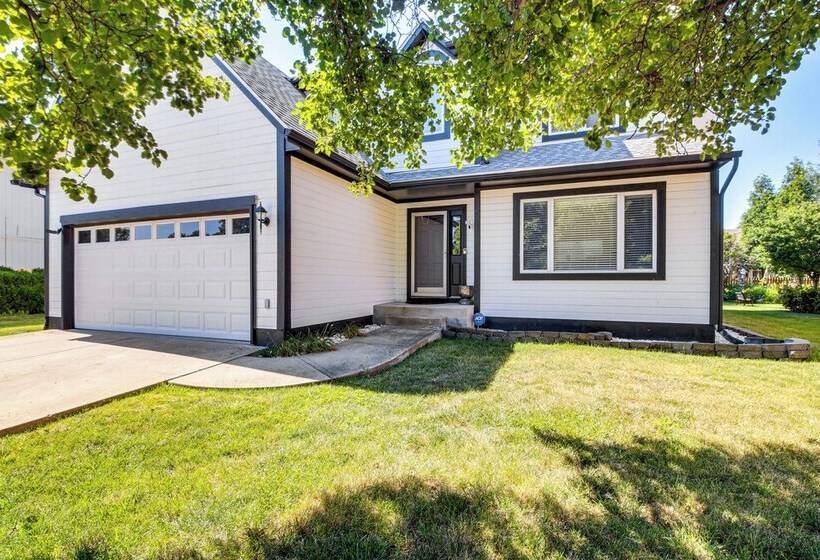 Spacious Olathe Home W/ Fireplace: Near Parks!