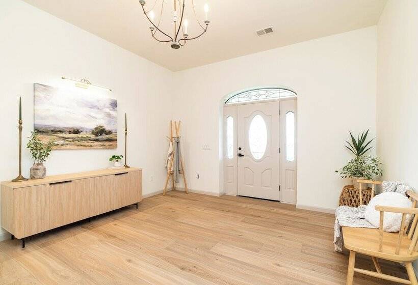 Stylish Home W/ Hot Tub & Fire Pit!