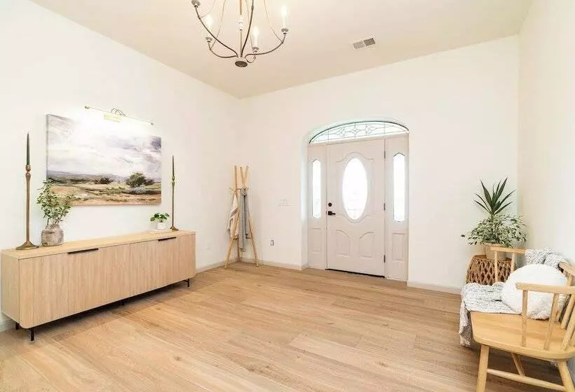 Stylish Home W/ Hot Tub & Fire Pit!