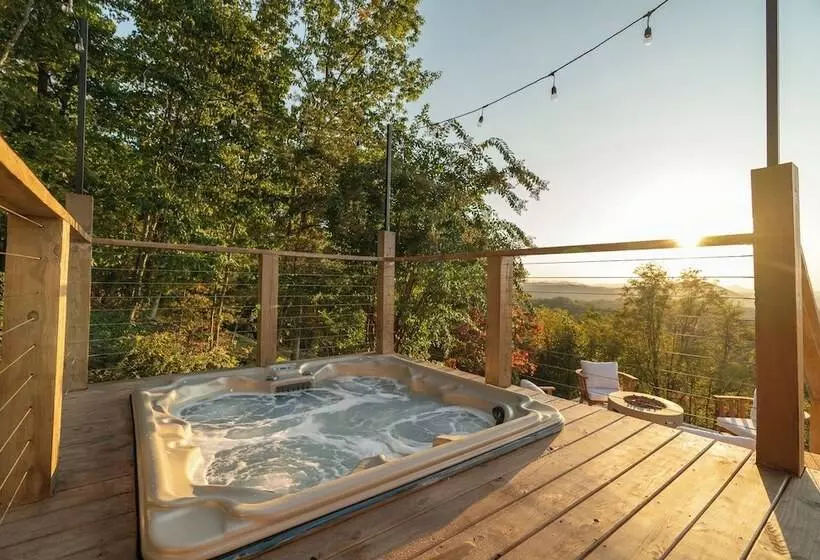 Stylish Home W/ Hot Tub & Fire Pit!