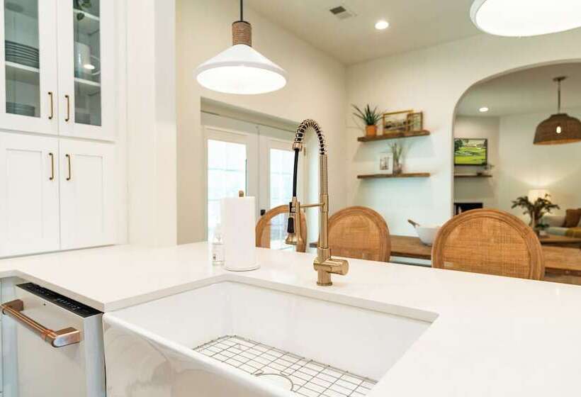 Stylish Home W/ Hot Tub & Fire Pit!