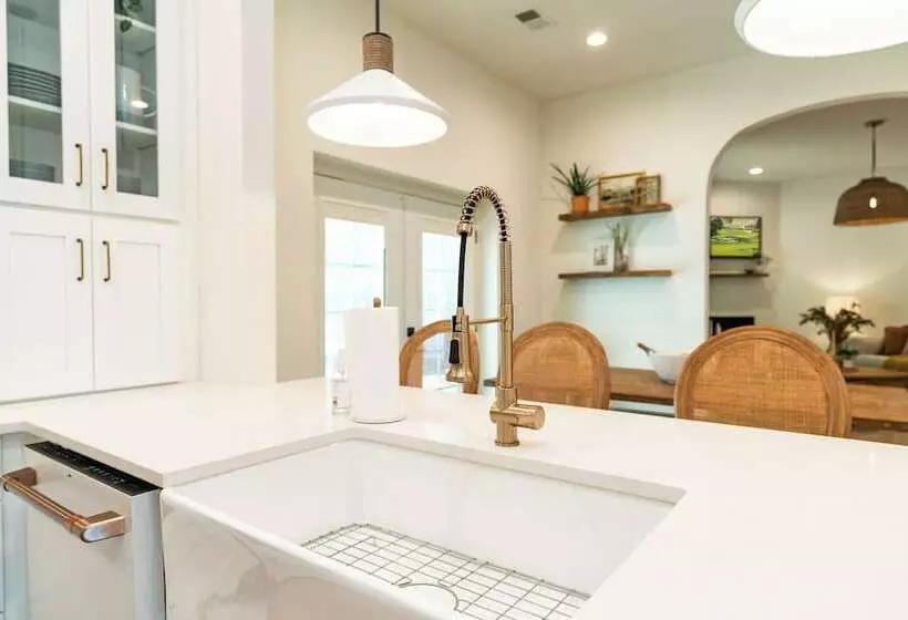 Stylish Home W/ Hot Tub & Fire Pit!