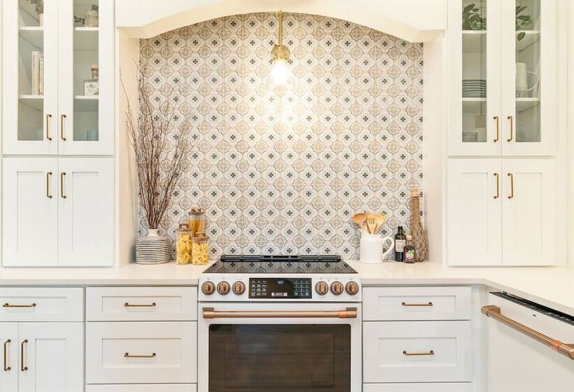 Stylish Home W/ Hot Tub & Fire Pit!