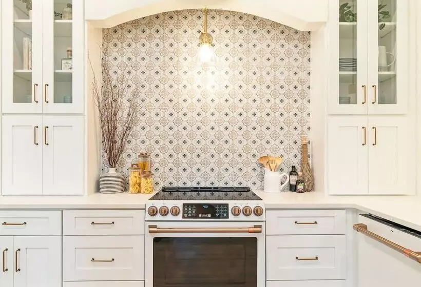 Stylish Home W/ Hot Tub & Fire Pit!