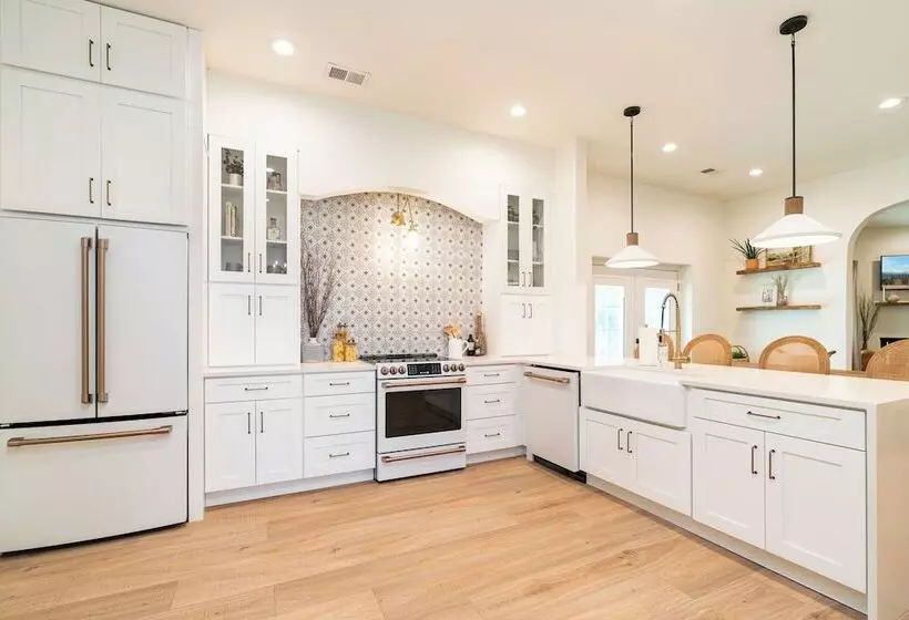 Stylish Home W/ Hot Tub & Fire Pit!