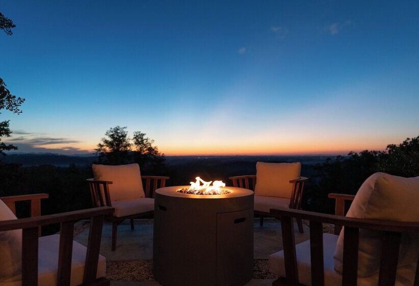 Stylish Home W/ Hot Tub & Fire Pit!