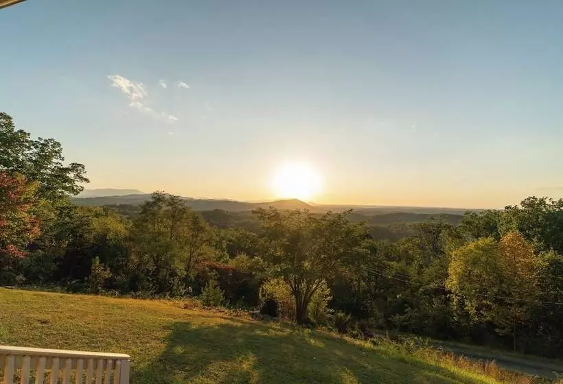 Stylish Home W/ Hot Tub & Fire Pit!