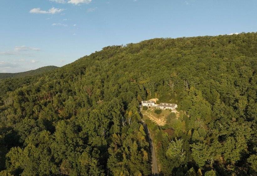 Stylish Home W/ Hot Tub & Fire Pit!