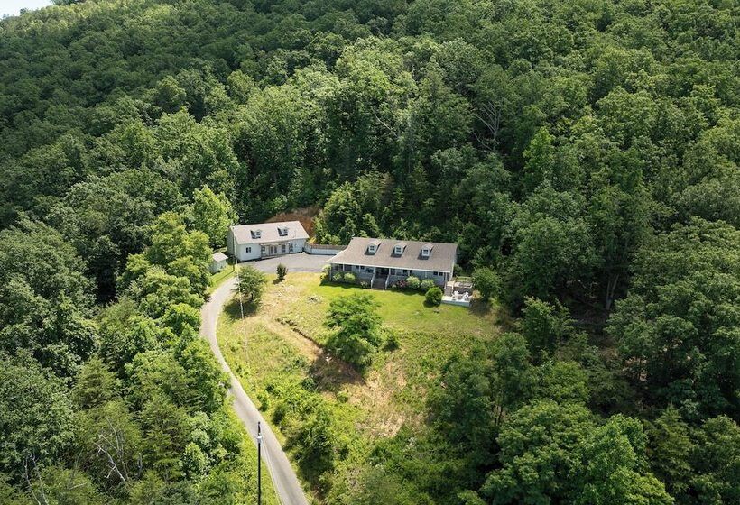 Stylish Home W/ Hot Tub & Fire Pit!
