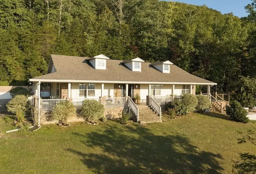 Stylish Home W/ Hot Tub & Fire Pit!