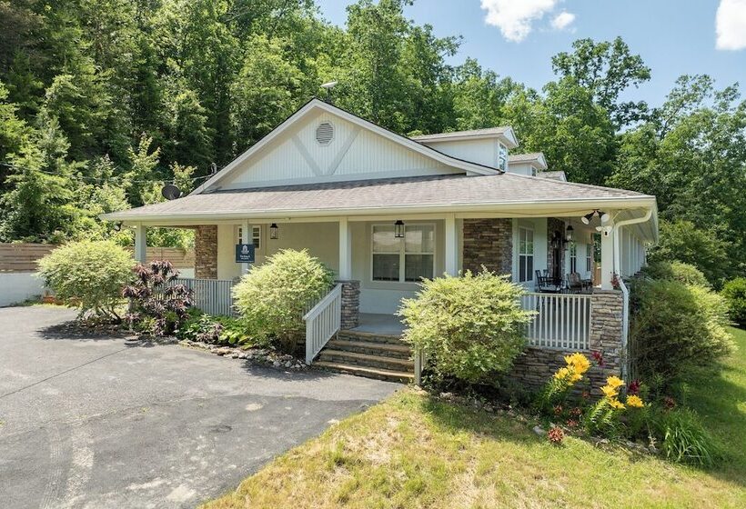 Stylish Home W/ Hot Tub & Fire Pit!