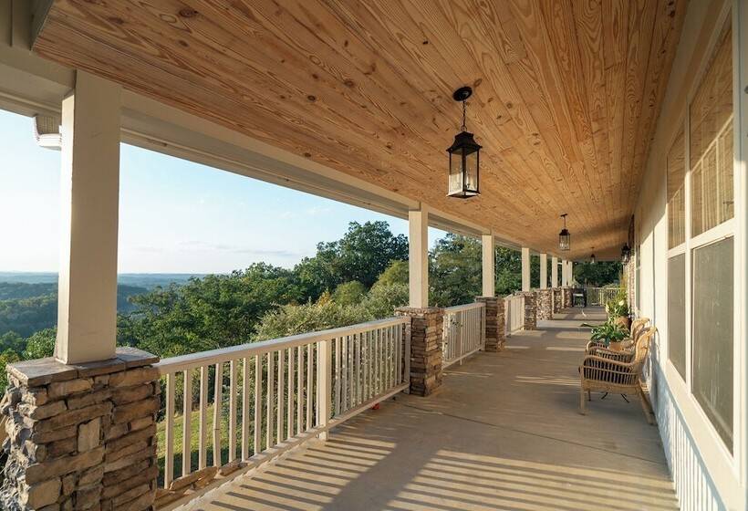 Stylish Home W/ Hot Tub & Fire Pit!
