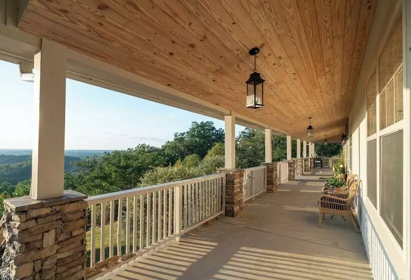 Stylish Home W/ Hot Tub & Fire Pit!
