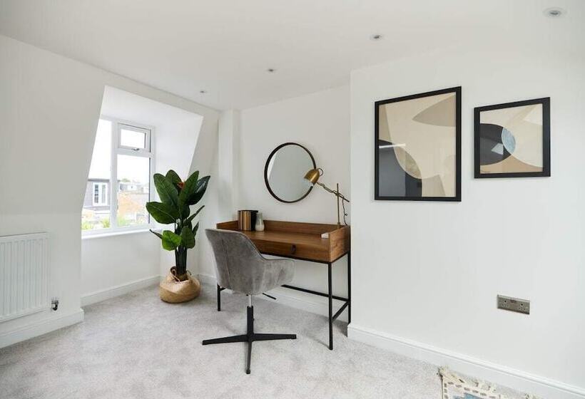 The Shepherd S Bush Wonder   Trendy 4bdr Home With Garden + Terrace