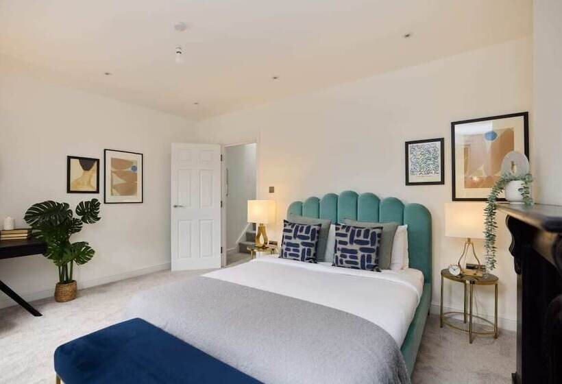 The Shepherd S Bush Wonder   Trendy 4bdr Home With Garden + Terrace