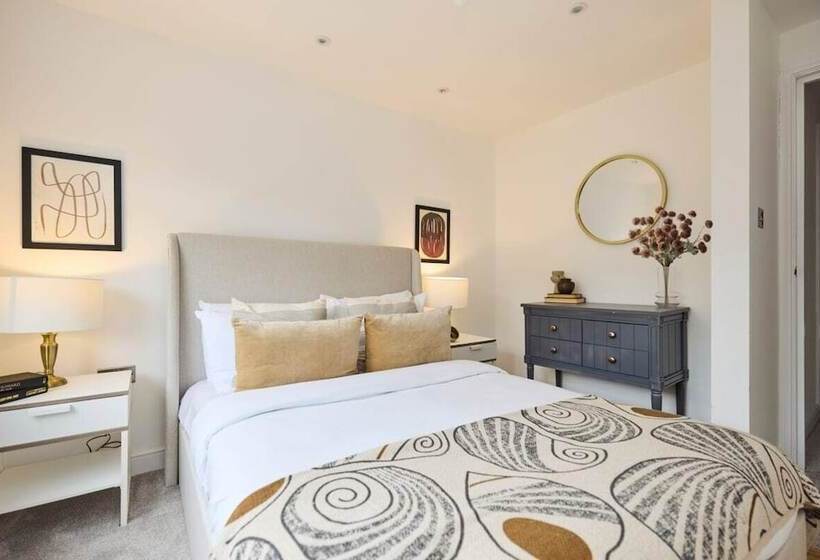 The Shepherd S Bush Wonder   Trendy 4bdr Home With Garden + Terrace