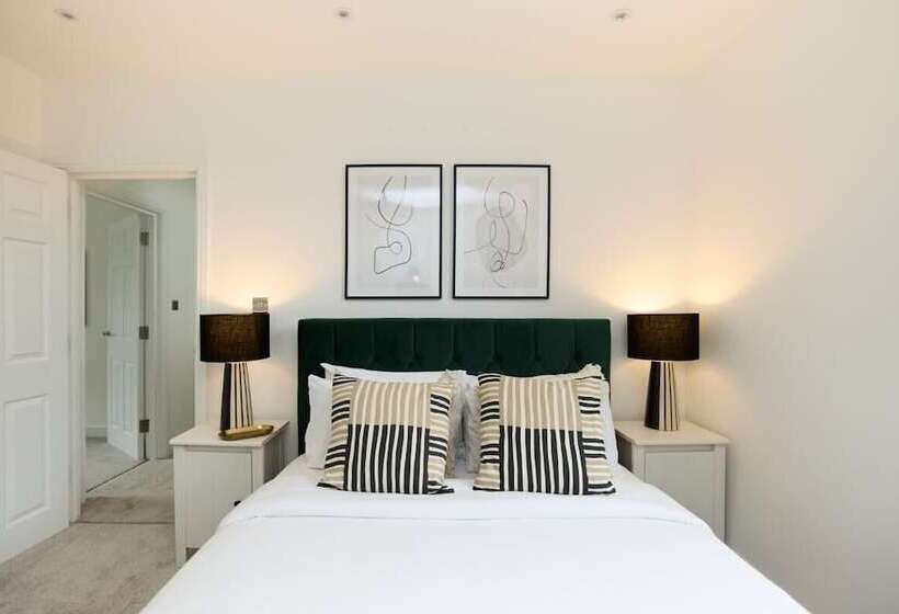 The Shepherd S Bush Wonder   Trendy 4bdr Home With Garden + Terrace