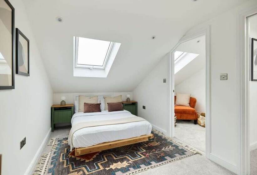 The Shepherd S Bush Wonder   Trendy 4bdr Home With Garden + Terrace