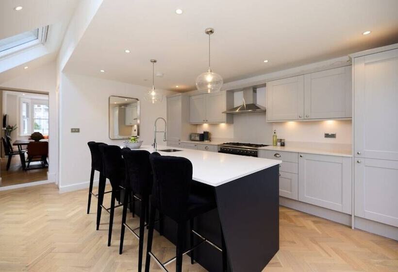 The Shepherd S Bush Wonder   Trendy 4bdr Home With Garden + Terrace
