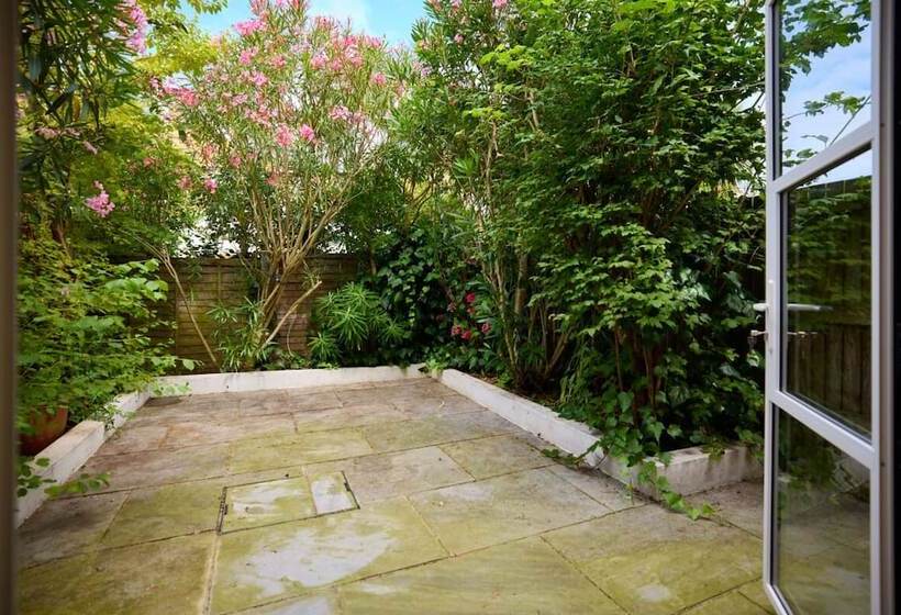 The Shepherd S Bush Wonder   Trendy 4bdr Home With Garden + Terrace