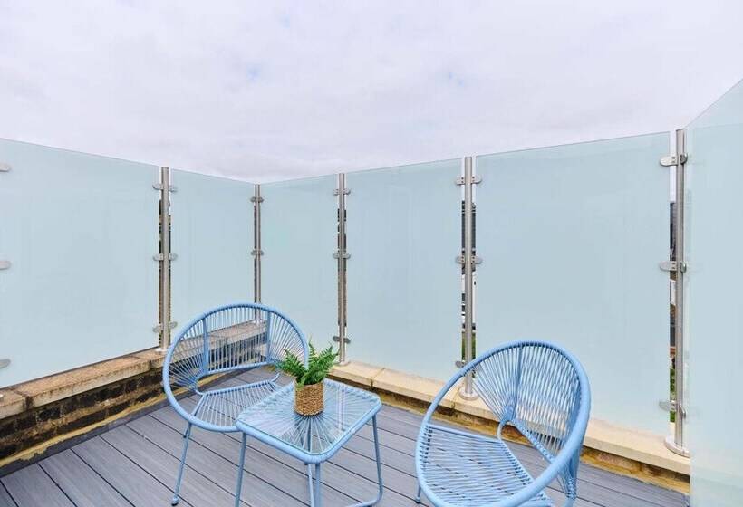 The Shepherd S Bush Wonder   Trendy 4bdr Home With Garden + Terrace